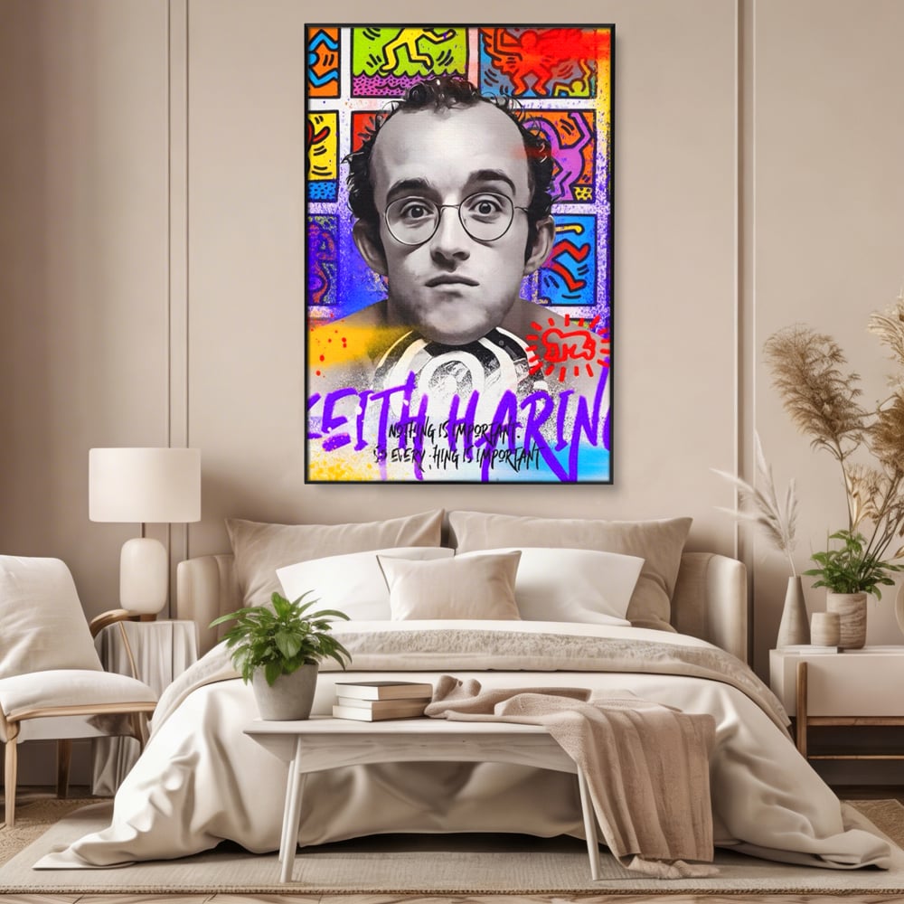 Tablou canvas cu tablou canvas cu portret alb negru si grafica keith haring, in rama de aluminiu negru, pe perete intr-un dormitor